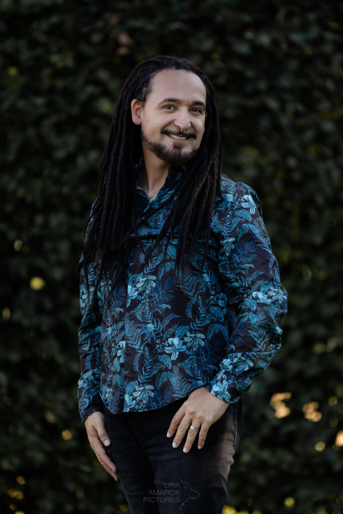 Portrait eines Mannes mit langen Dreadlocks und blauem Hawaihemd