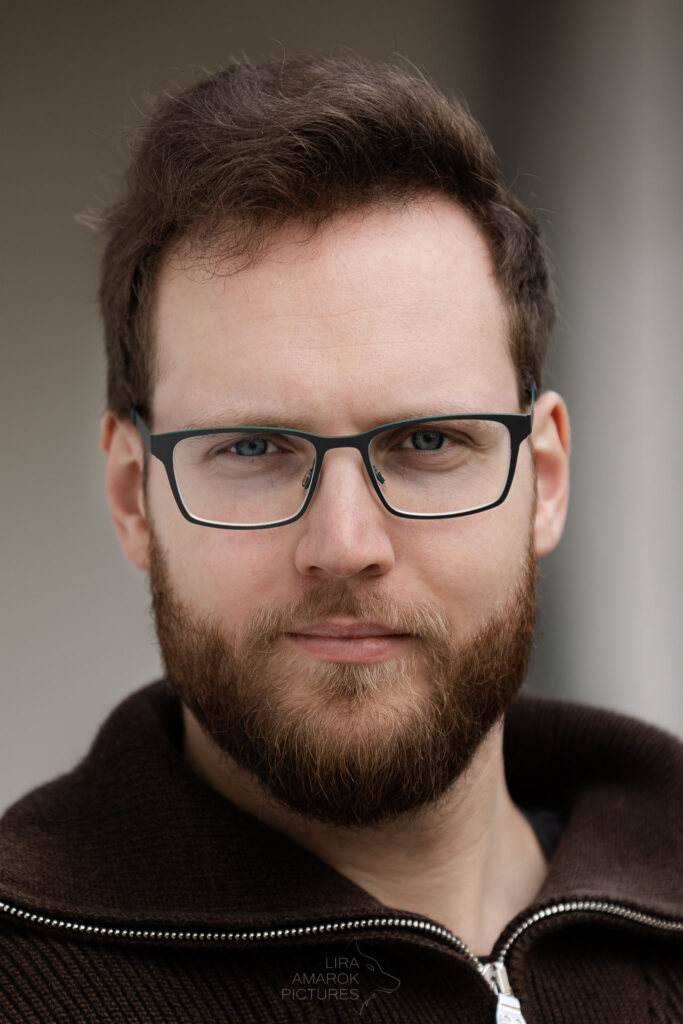 Portrait eines Mannes der direkt in die Kamera sieht