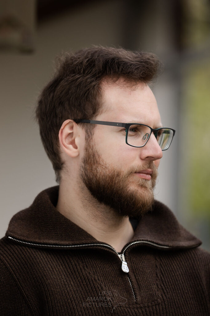 Portrait eines Mannes der zur Seite blickt