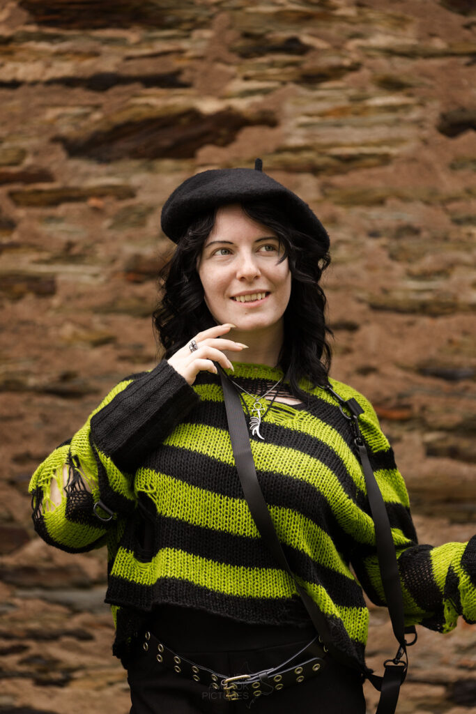 Portrait einer Frau die leicht nach oben sieht